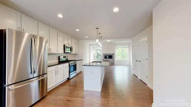 $3,400 | 2731 Bristol Rdg Drive, Ann Arbor, MI 48105