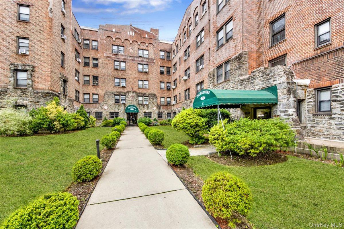 4784 Boston Post Road, Unit B43 Pelham, NY 10803 - Photo 14 of 22 a view of a garden with pathway
