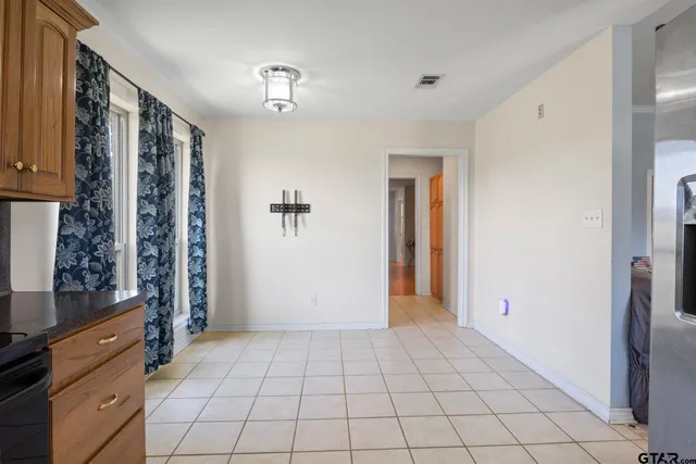 a view of an entryway with a livingroom