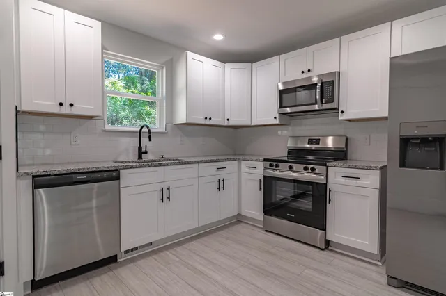 $359,999 | 121 East Brookmeade Drive, Anderson, SC 29624