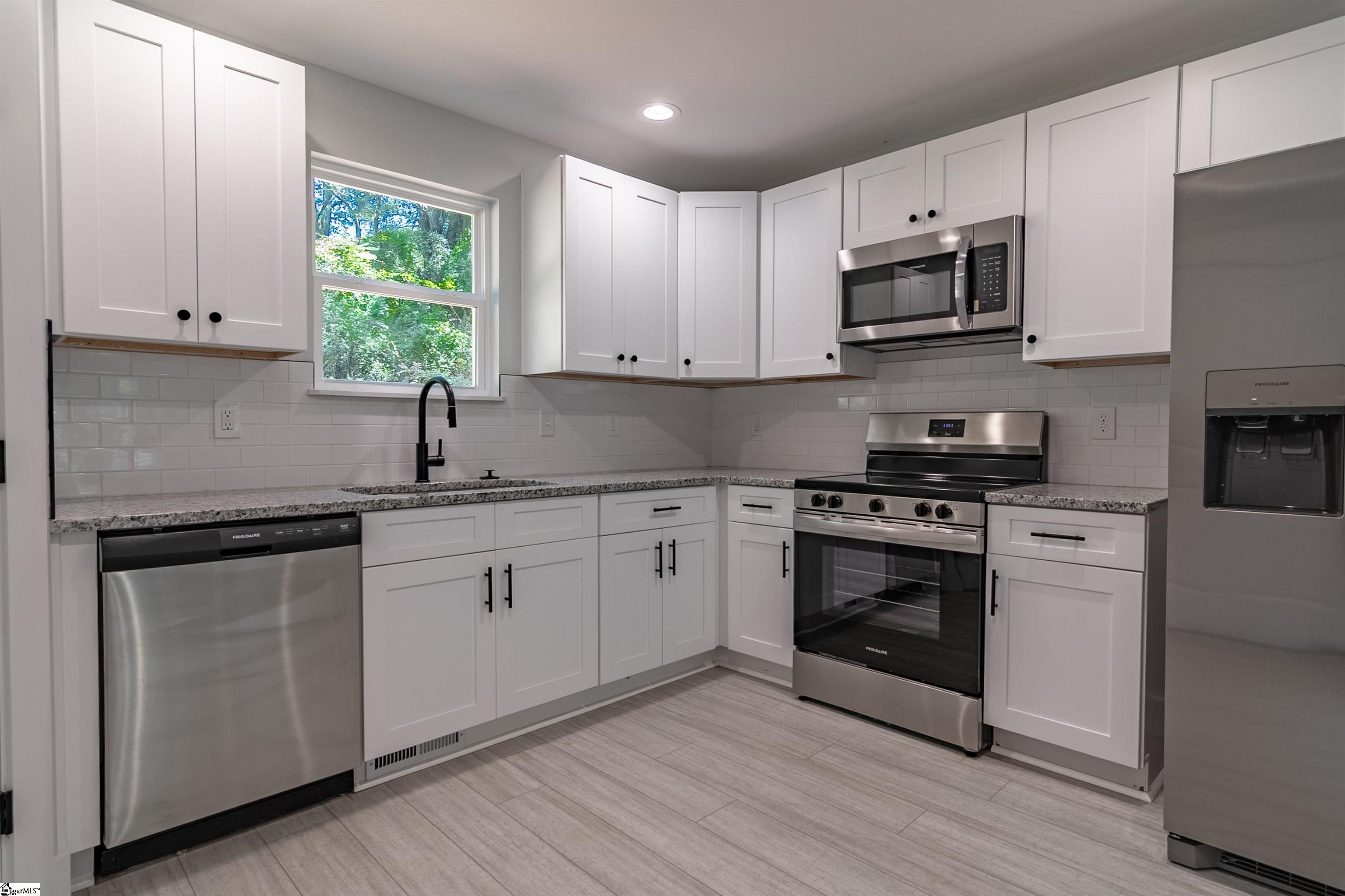 121 East Brookmeade Drive Anderson, SC 29624 - Photo 8 of 23