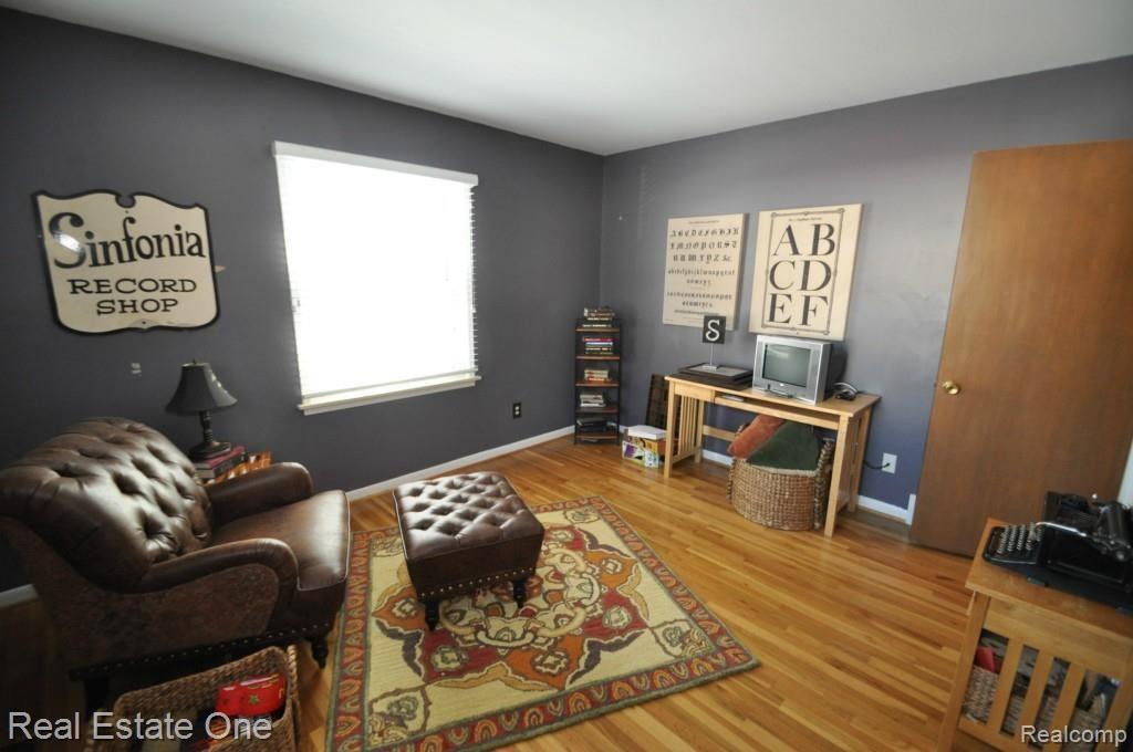 327 Shagbark Drive Rochester, MI 48309 - Photo 22 of 30 BEDROOM 3