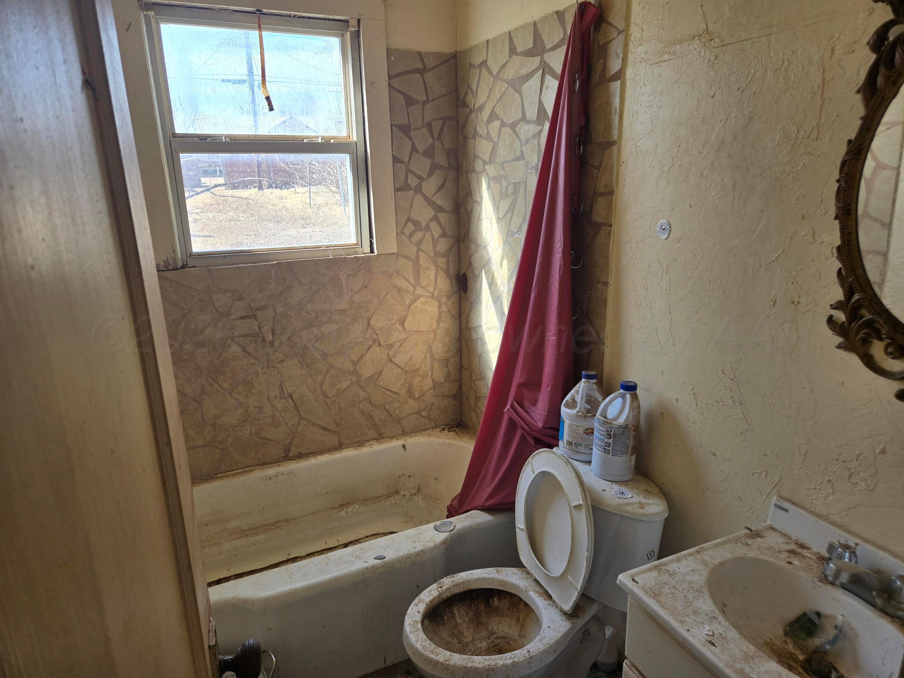 717 South 5th Street Memphis, TX 79245 - Photo 13 of 27 20260203_142705