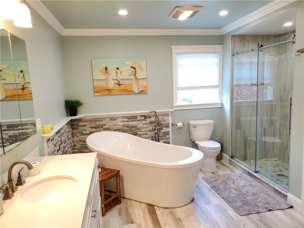 4 Key Court Newport, RI 02840 - Photo 32 of 49 Primary Bedroom Spa Bathroom