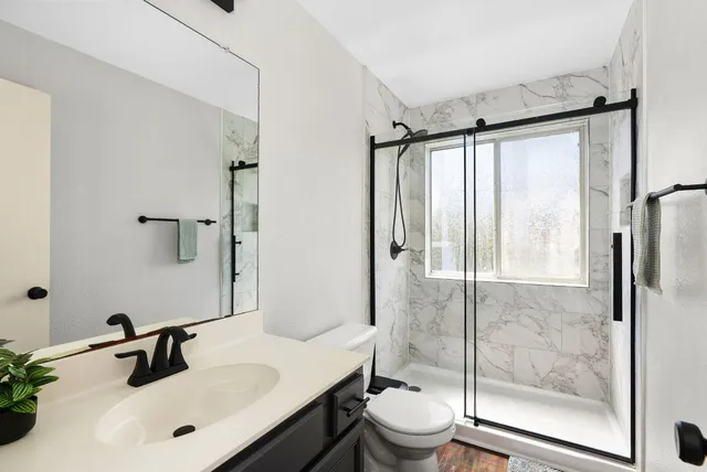 a view of a yard with a house