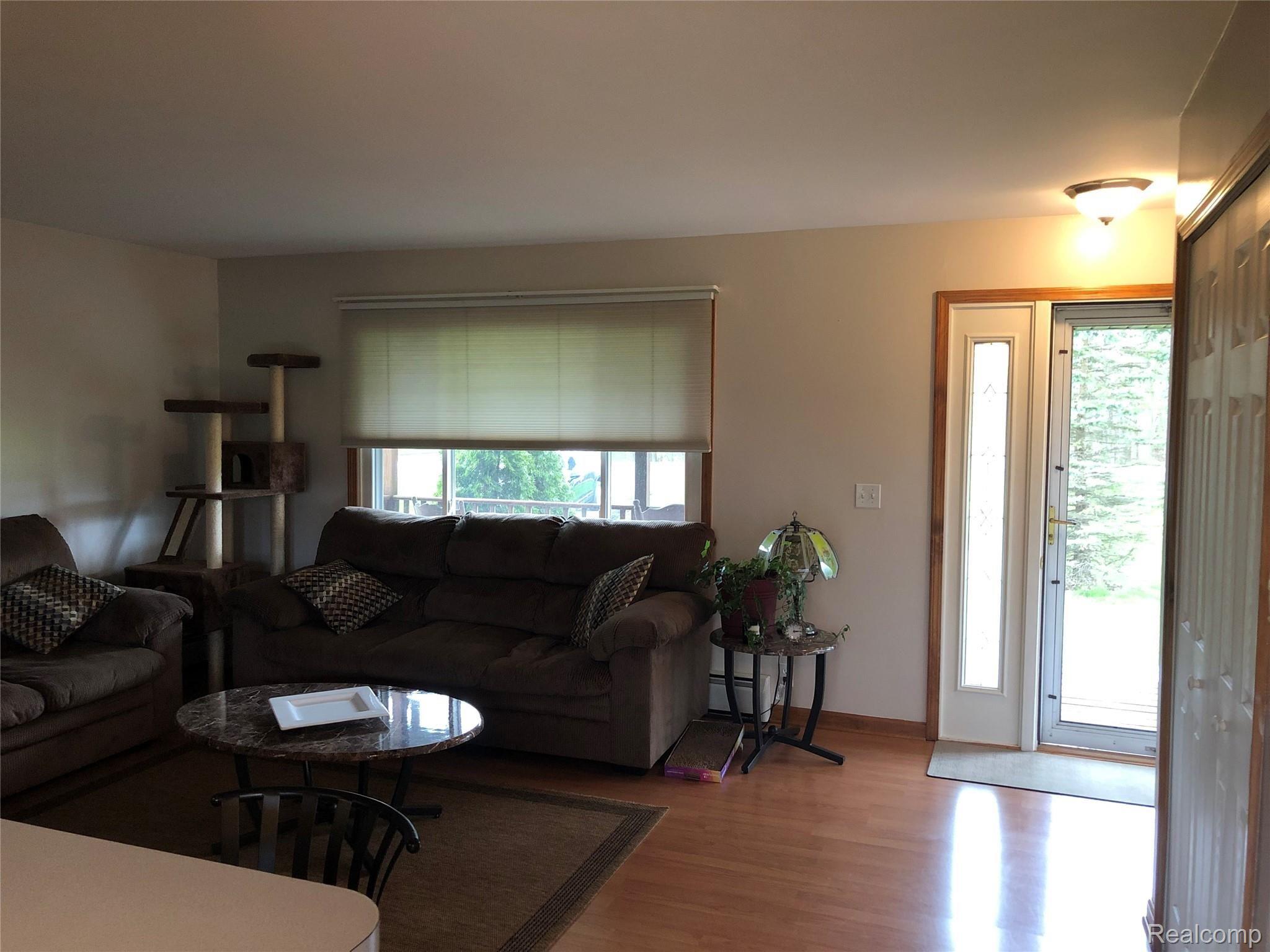 520 North Tipsico Lake Road Highland, MI 48357 - Photo 6 of 34 living 2.jpg