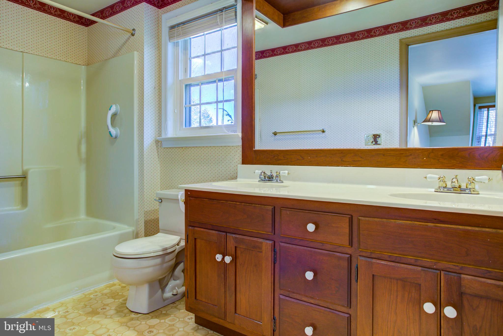 591 Millcross Road Lancaster, PA 17601 - Photo 41 of 52 Primary Bath