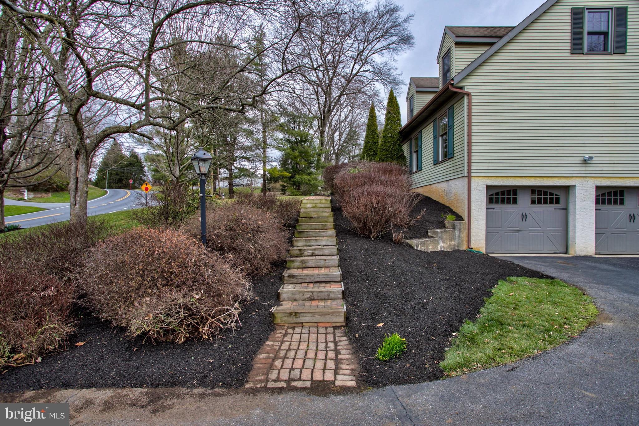 591 Millcross Road Lancaster, PA 17601 - Photo 5 of 52