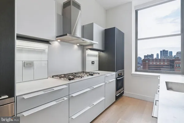 $2,000,000 | 210 West Washington Square, Unit 12NW, Philadelphia, PA 19106