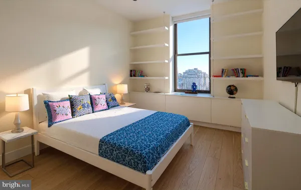 $2,000,000 | 210 West Washington Square, Unit 12NW, Philadelphia, PA 19106