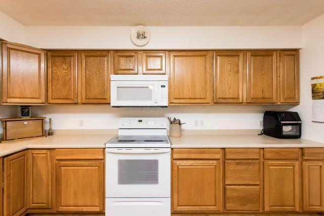 5010 Benzler Road Marion, OH 43302 - Photo 12 of 33 5010 Benzler Stove and Microwave