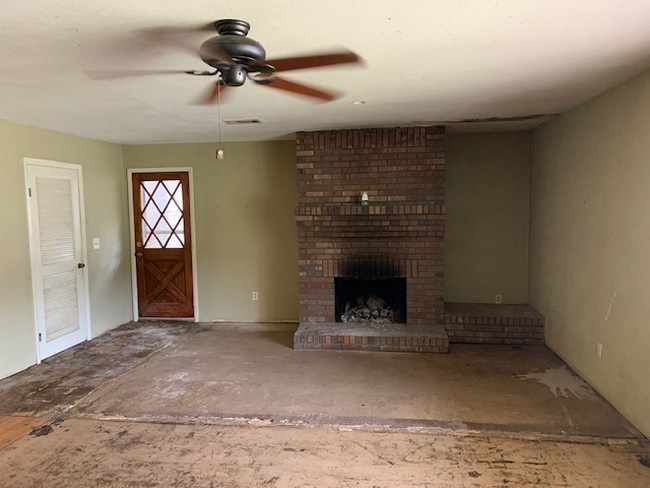 6557 Oakcrest Road Milton, FL 32570 - Photo 10 of 23 Gallery Image 10