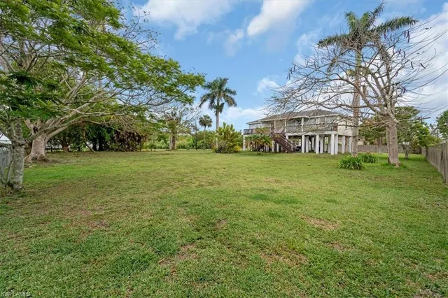 a view of a house with a big yard
