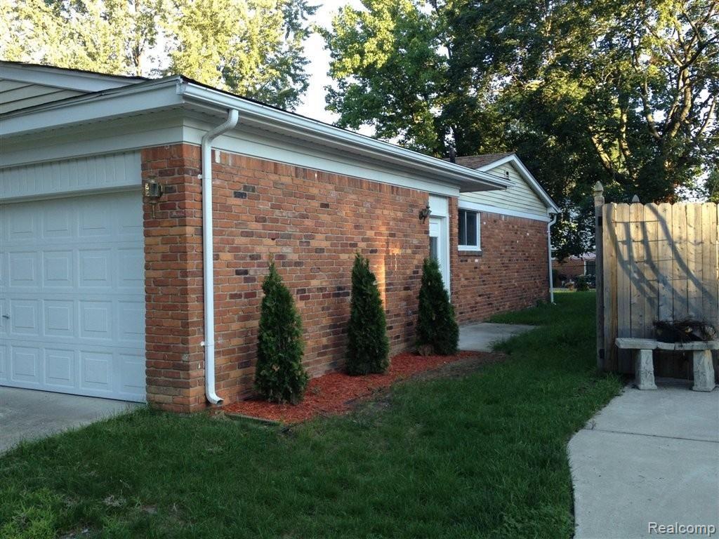 21161 Andover Road Southfield, MI 48076 - Photo 4 of 23 IMG_0644.jpg