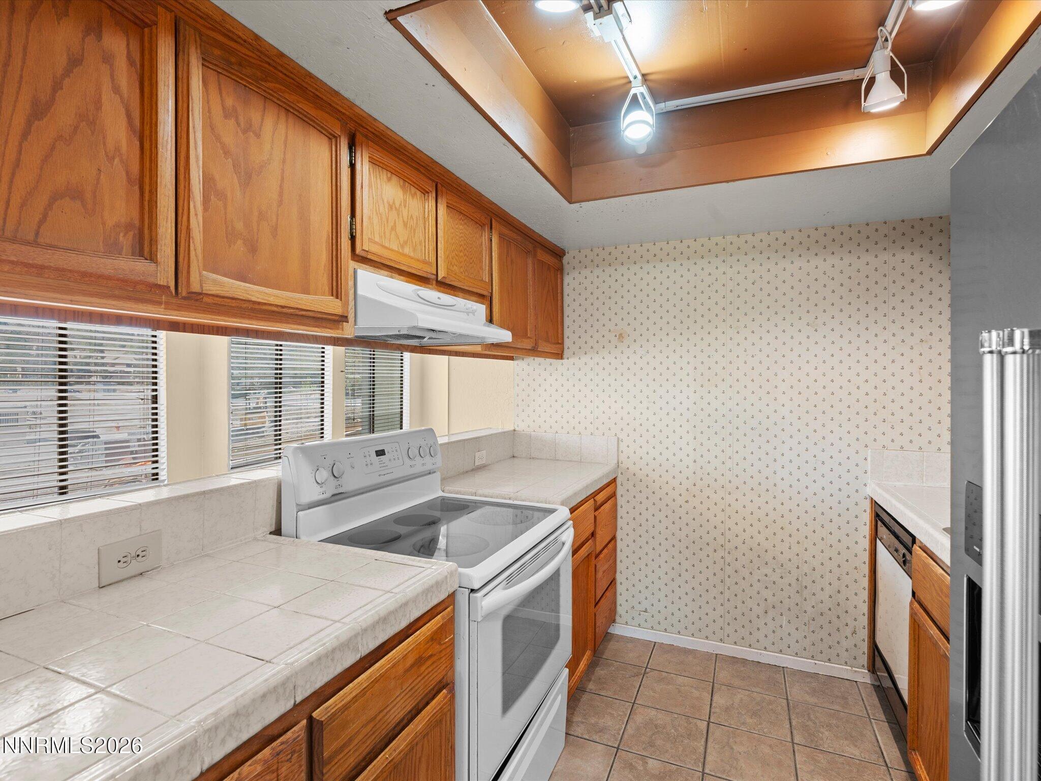 2845 Idlewild Drive, Unit 102 Reno, NV 89509 - Photo 6 of 44 a kitchen that has a sink and a stove