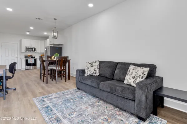 $1,200 | 8701 Old Spanish Trail, Unit 102, Ocean Springs, MS 39564