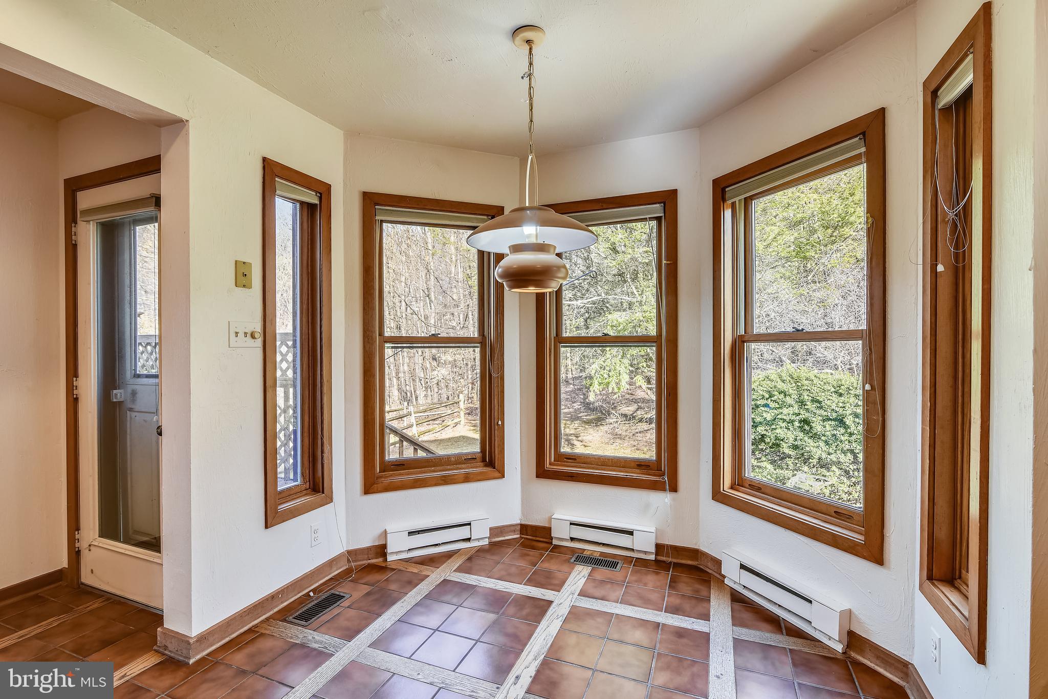 41635 Stumptown Road Leesburg, VA 20176 - Photo 25 of 60 Breakfsat nook & side deck access