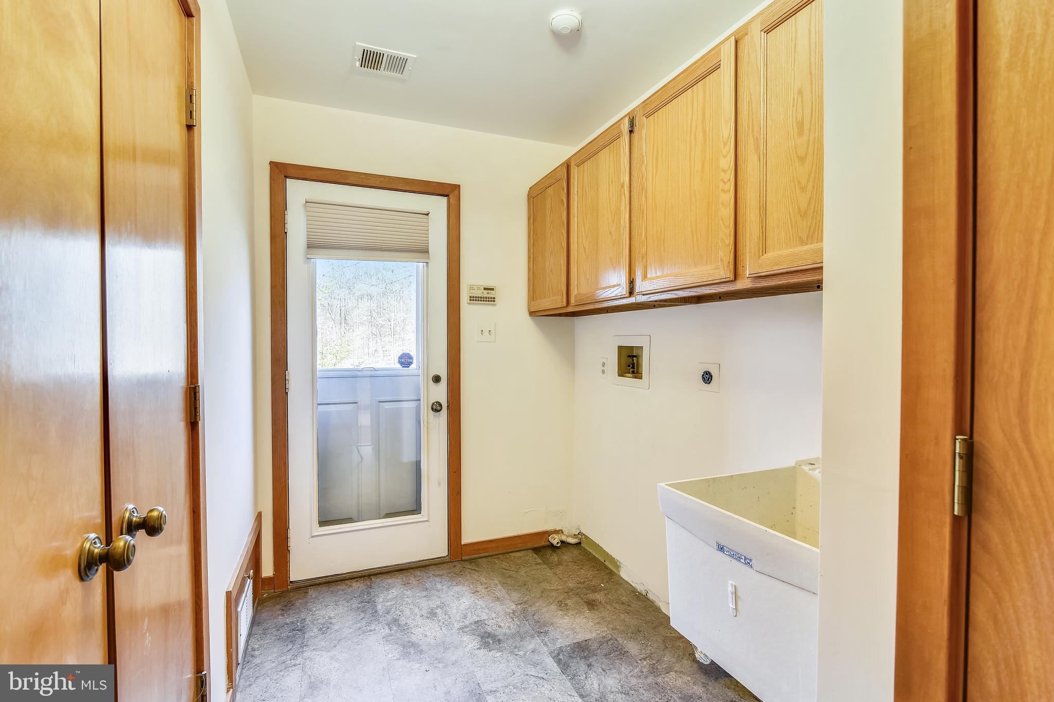 41635 Stumptown Road Leesburg, VA 20176 - Photo 33 of 60 Mud/laundry room with deck access
