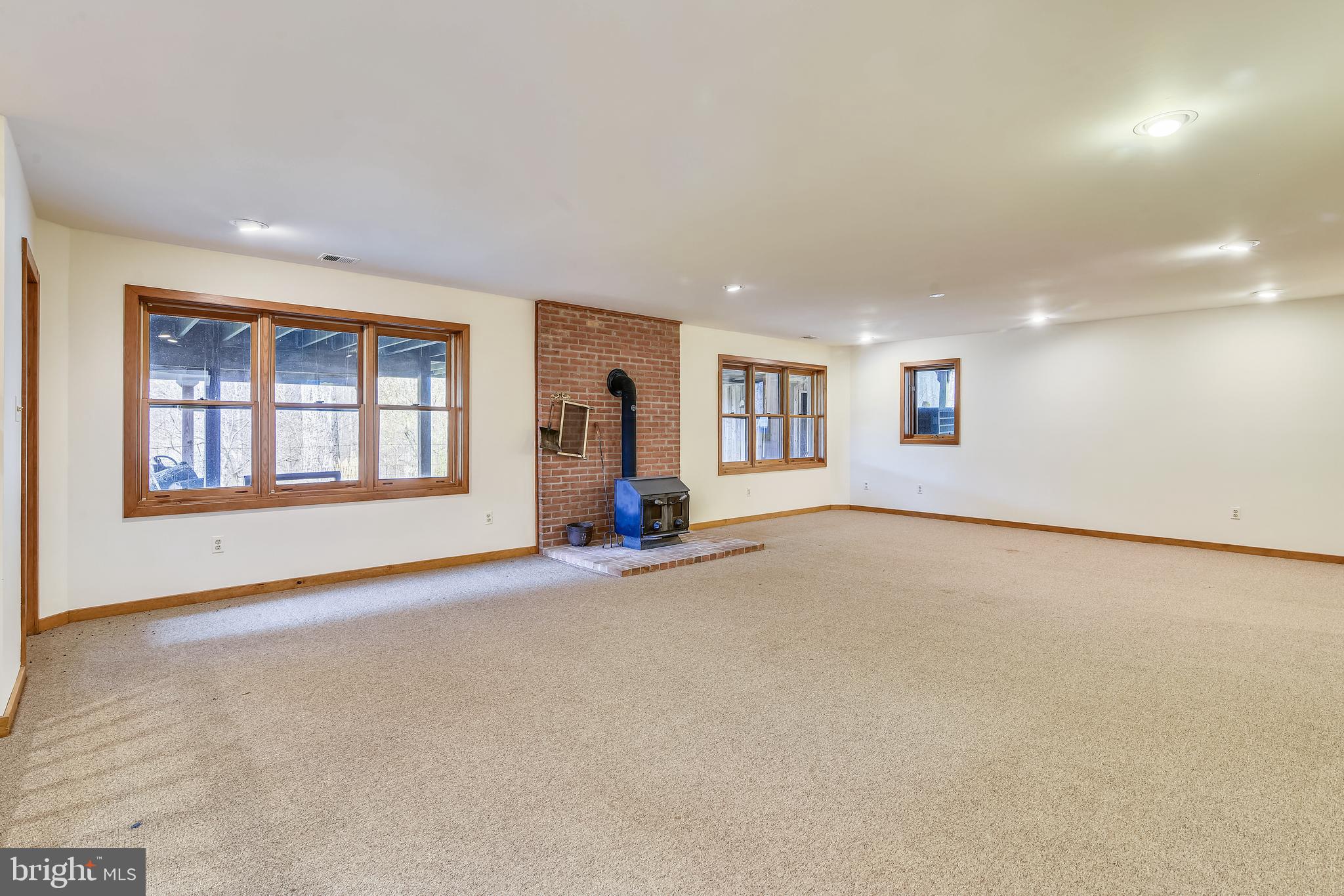 41635 Stumptown Road Leesburg, VA 20176 - Photo 40 of 60 Rec room with full windows