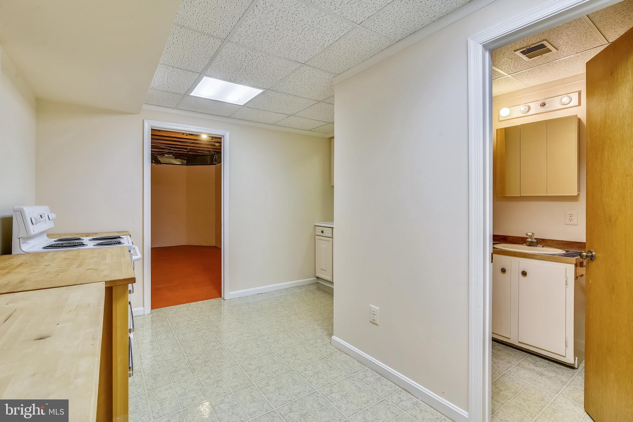 41635 Stumptown Road Leesburg, VA 20176 - Photo 44 of 60 Bath, kitchen, and storage room