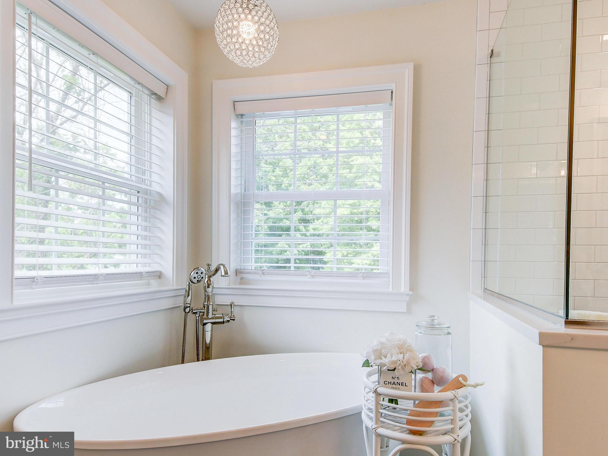 6621 Loch Hill Road Baltimore, MD 21239 - Photo 32 of 45 Soaking tub