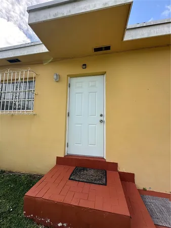 $1,400 | 3035 Southwest 27th Terrace, Miami, FL 33133