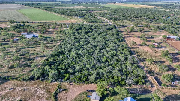 $400,000 | 1181 Highway 173, Bigfoot, TX 78005