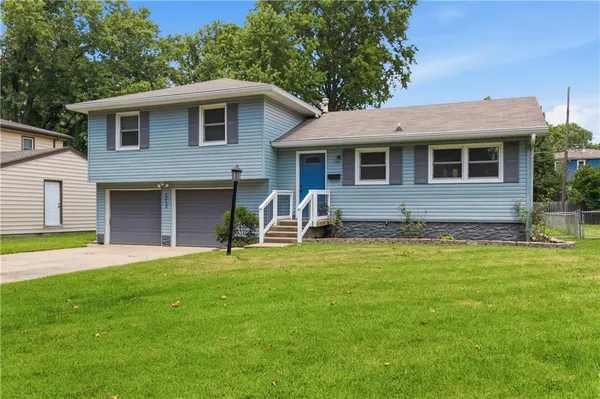 $320,000 | 12104 West 93rd Street, Lenexa, KS 66215