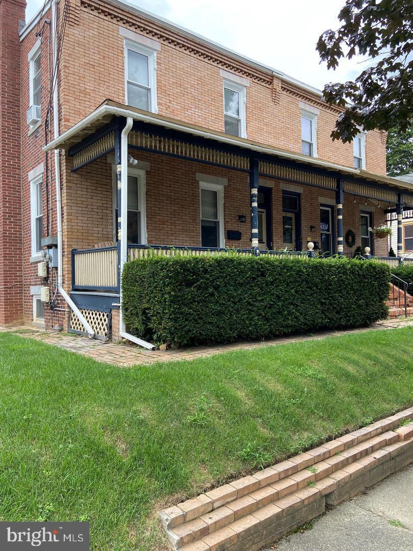 a view of a house with a yard and plants
