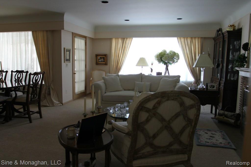 806 North Renaud Road Grosse Pointe, MI 48236 - Photo 2 of 27 IMG_3148.jpg