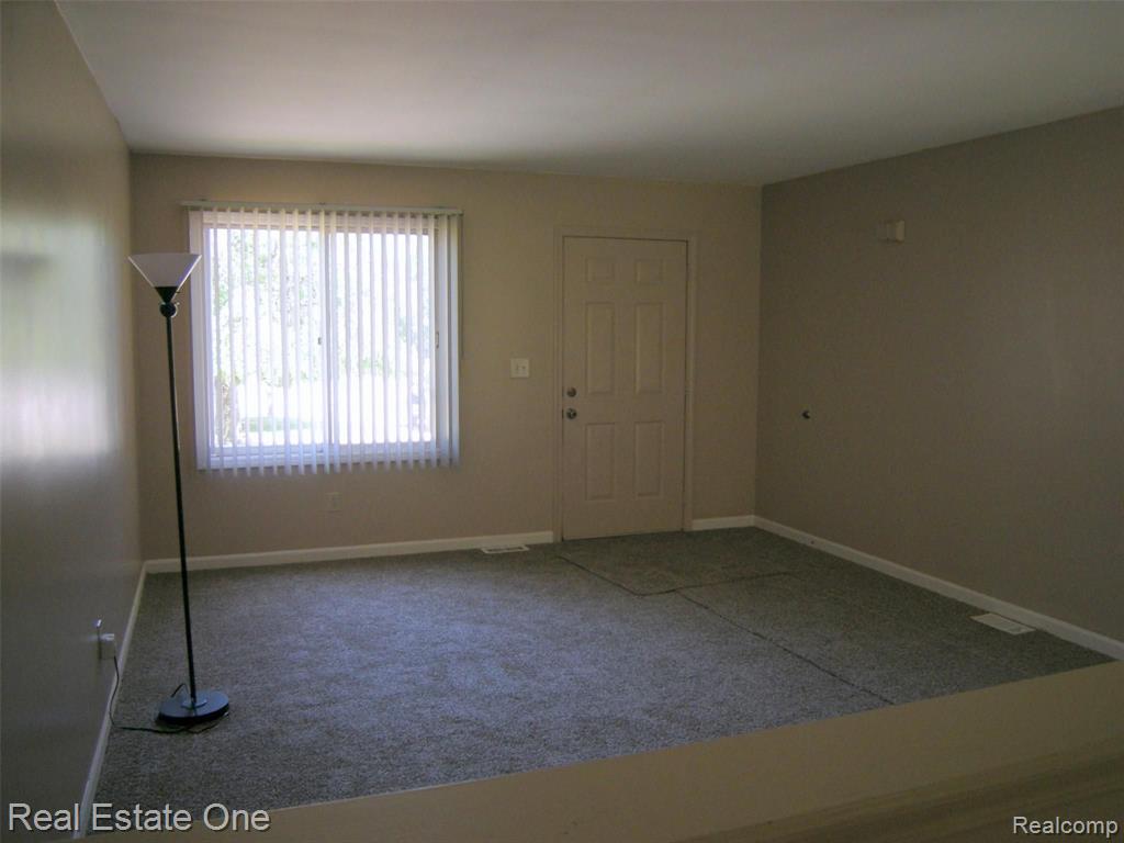 9415 Newburgh Road Livonia, MI 48150 - Photo 7 of 38