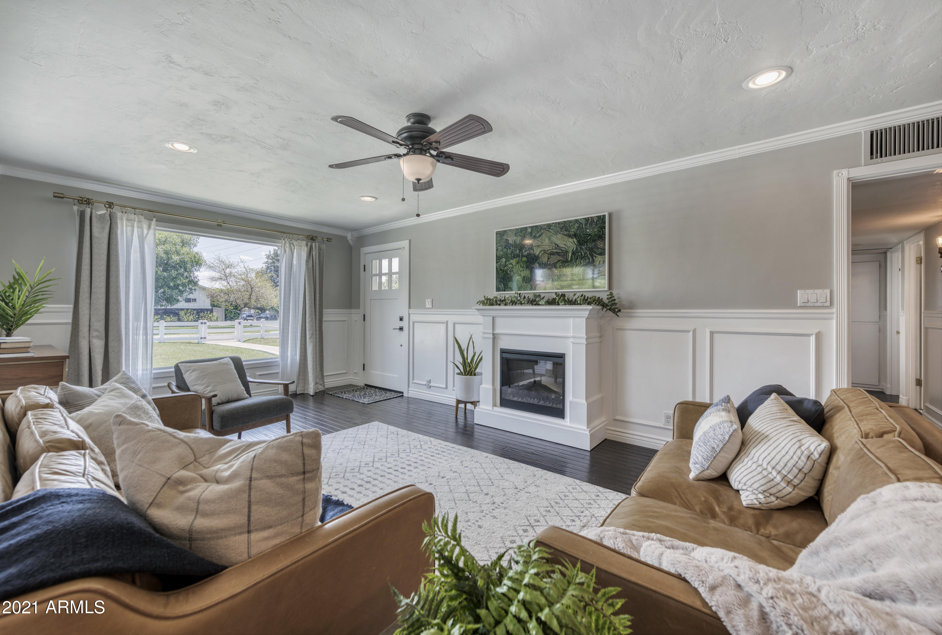 4202 East Cheery Lynn Road Phoenix, AZ 85018 - Photo 11 of 43 Living Room