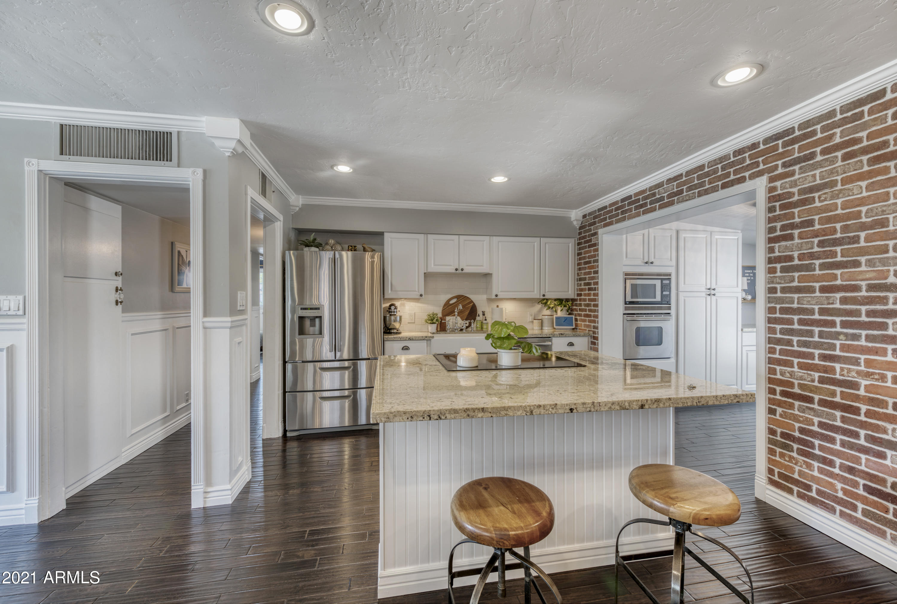 4202 East Cheery Lynn Road Phoenix, AZ 85018 - Photo 17 of 43 Casual Dining ~ Kitchen
