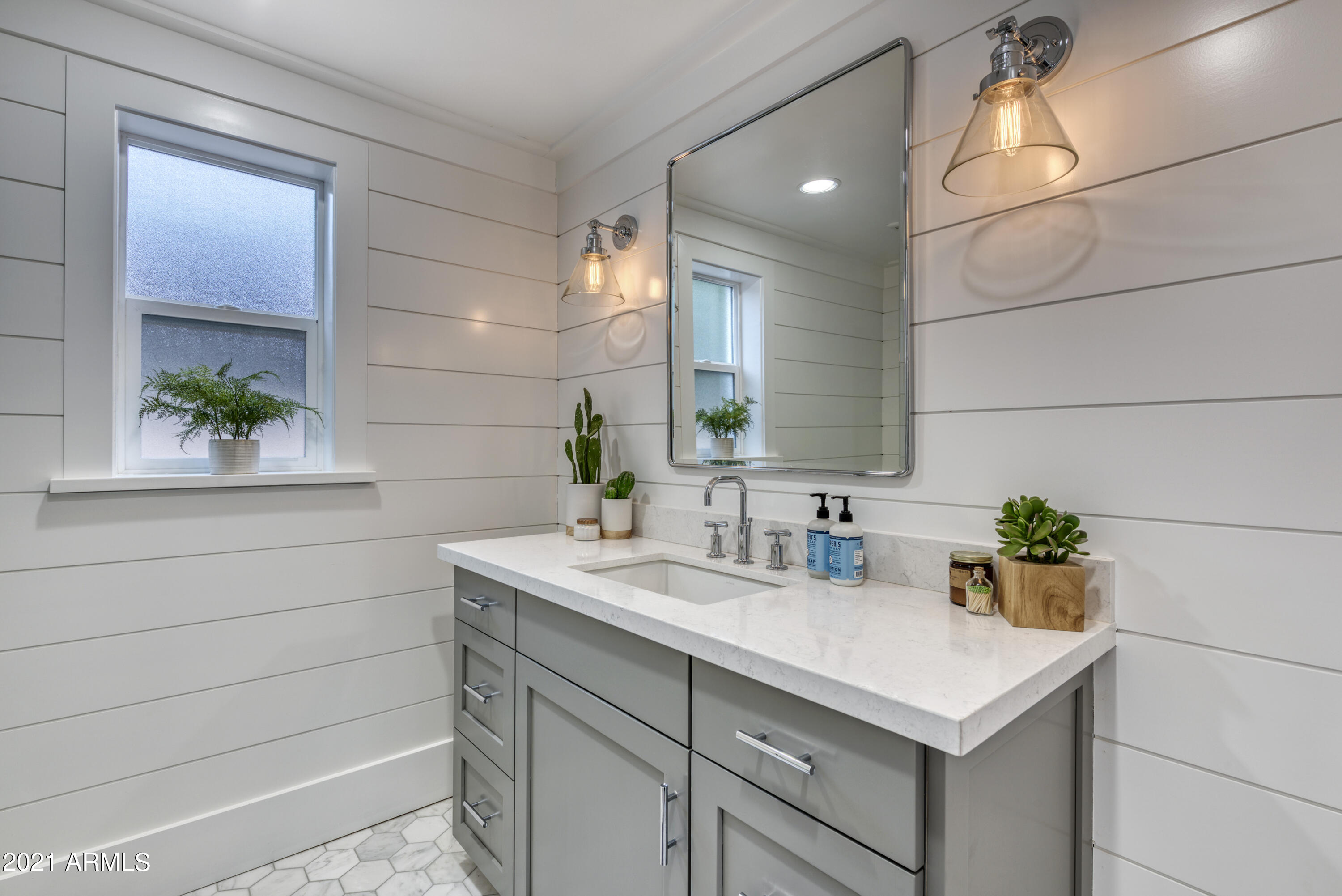 4202 East Cheery Lynn Road Phoenix, AZ 85018 - Photo 32 of 43 Bathroom 2