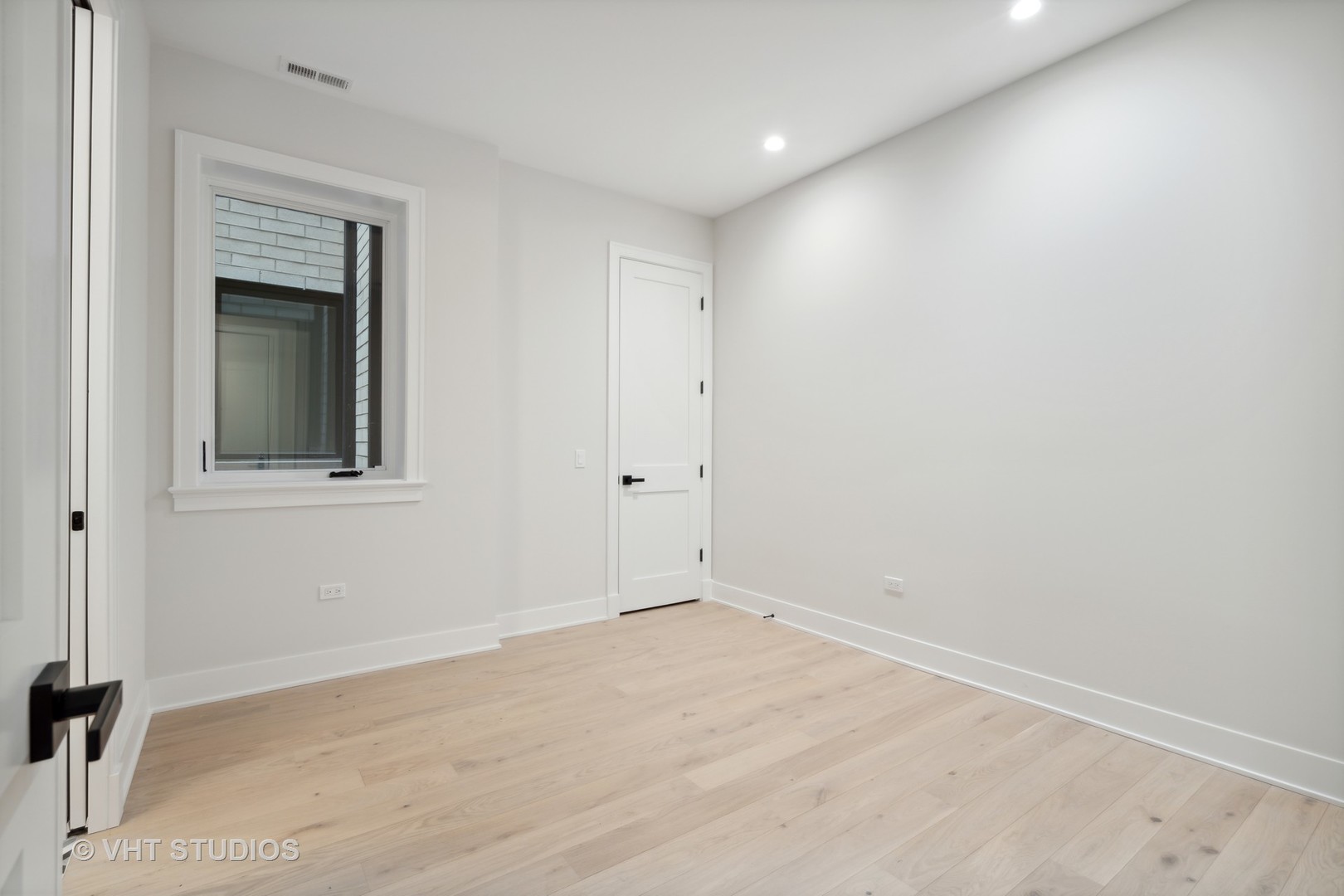 232 South Green Street, Unit 3N Chicago, IL 60607 - Photo 19 of 30 an empty room with a fireplace