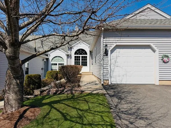 $274,900 | 138 Brookfield Lane, Unit 138, Agawam, MA 01001