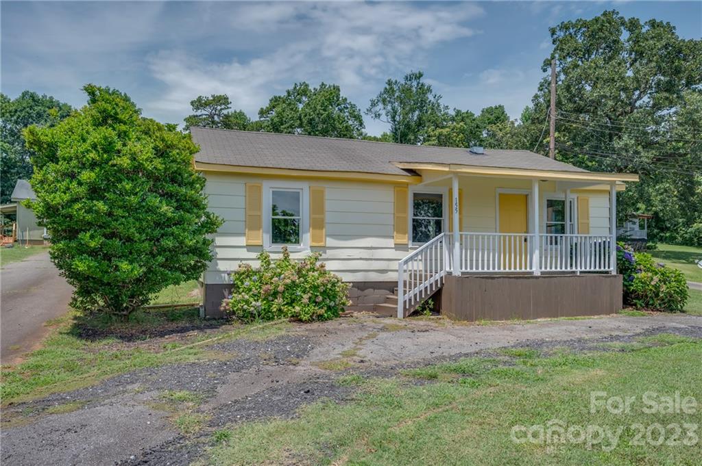 155 North Ridgecrest Avenue Rutherfordton, NC 28139 - Photo 2 of 18 front view of a house with a yard