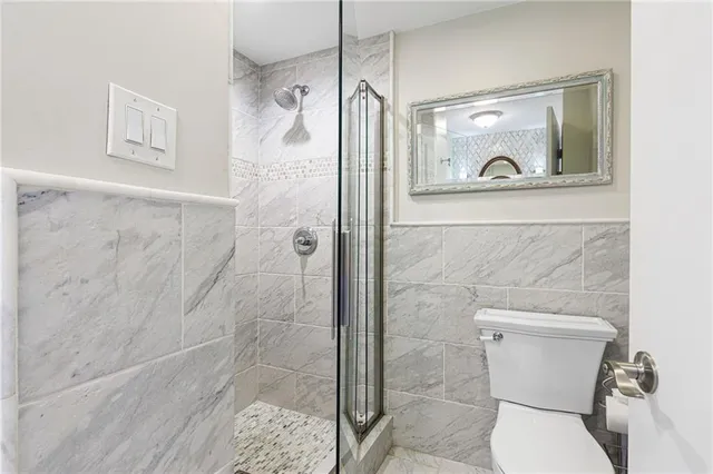 a bathroom with a toilet and a shower