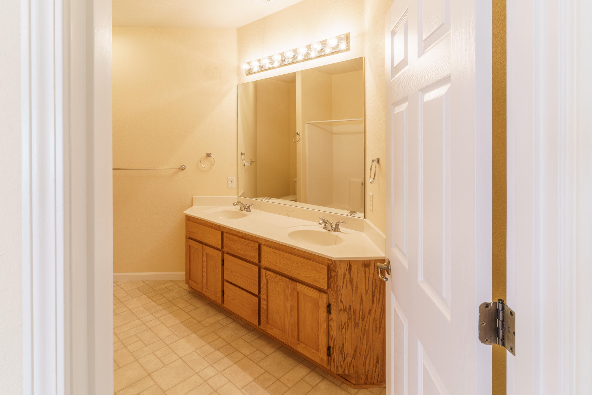 536 Ridgeway Circle Central Point, OR 97502 - Photo 21 of 31 Large guest bath