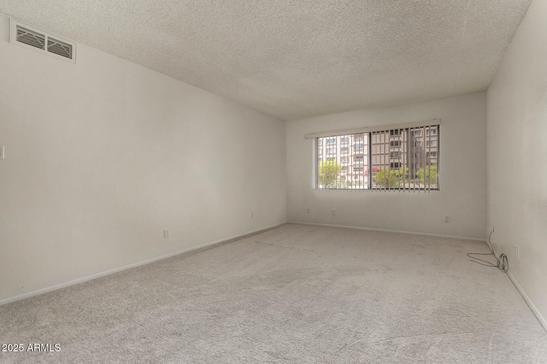 7850 East Camelback Road, Unit 101 Scottsdale, AZ 85251 - Photo 13 of 26 an empty room with a window