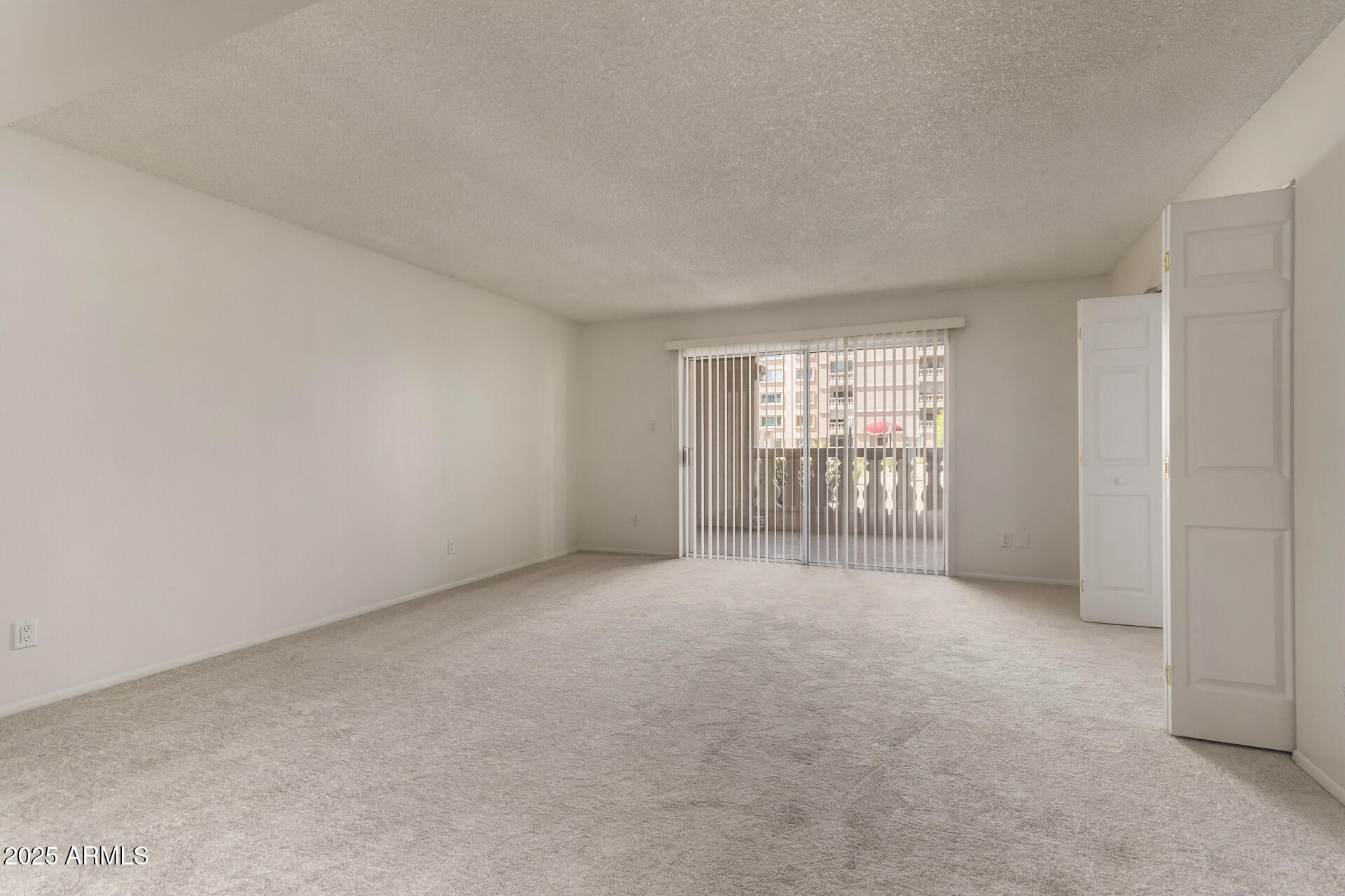 7850 East Camelback Road, Unit 101 Scottsdale, AZ 85251 - Photo 8 of 26 an empty room with windows