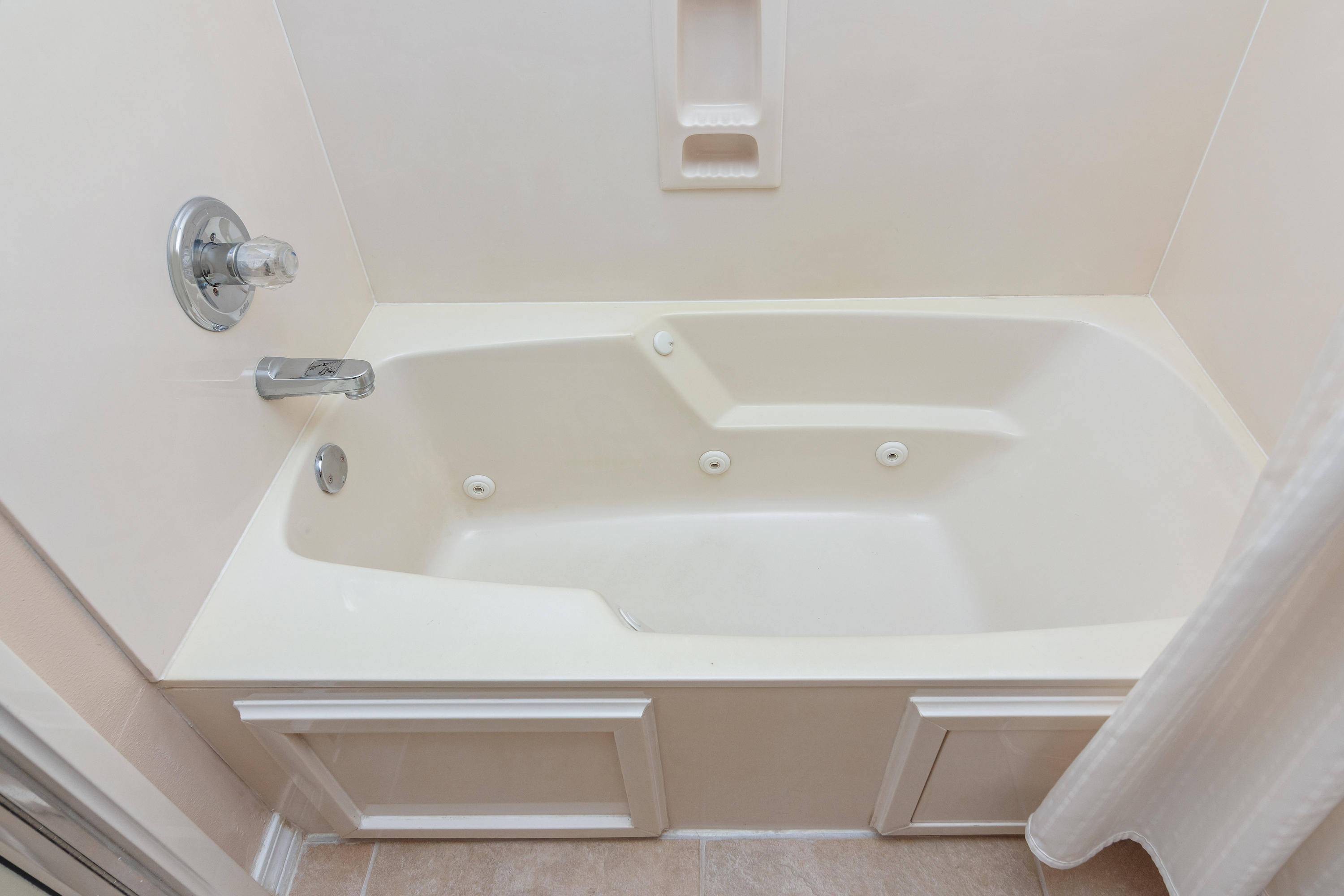 3811 Poverty Creek Road Crestview, FL 32539 - Photo 16 of 48 a bathroom with a bathtub