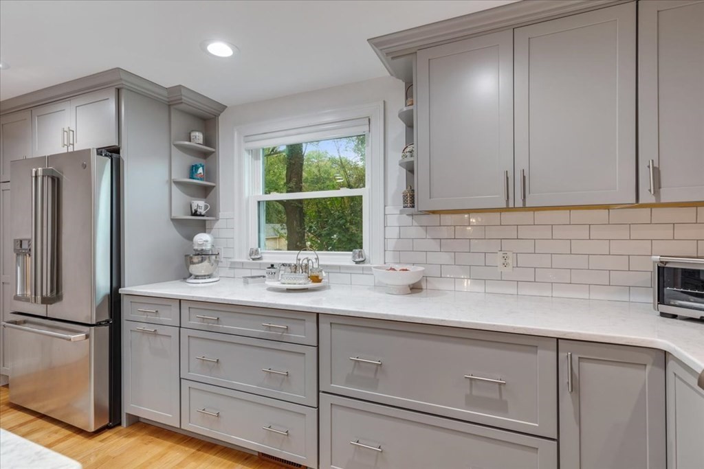 42 Fay Road Scituate, MA 02066 - Photo 6 of 41 Gallery Image 6
