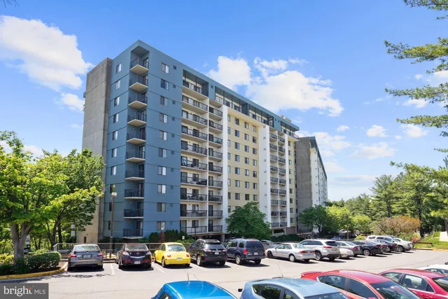 $2,650 | 3800 Powell Lane, Unit 813, Falls Church, VA 22041