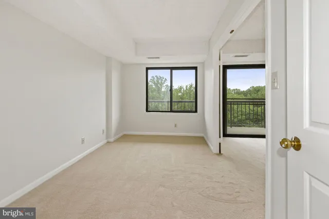 $2,650 | 3800 Powell Lane, Unit 813, Falls Church, VA 22041