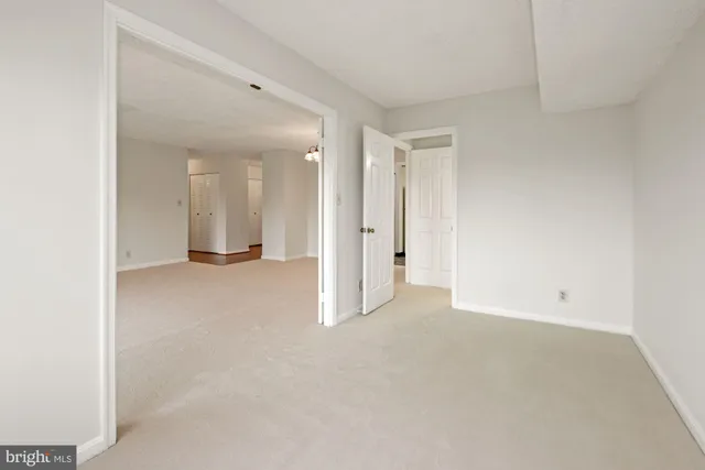 $2,650 | 3800 Powell Lane, Unit 813, Falls Church, VA 22041