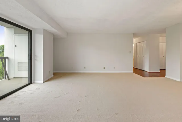 $2,650 | 3800 Powell Lane, Unit 813, Falls Church, VA 22041