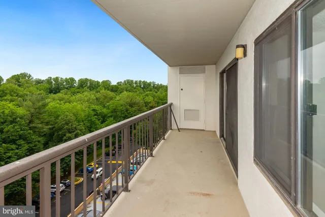 $2,650 | 3800 Powell Lane, Unit 813, Falls Church, VA 22041