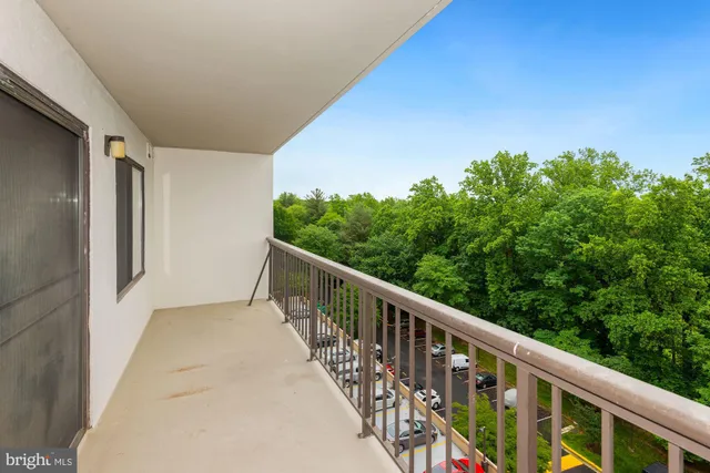 $2,650 | 3800 Powell Lane, Unit 813, Falls Church, VA 22041