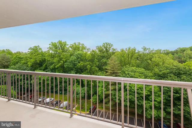 $2,650 | 3800 Powell Lane, Unit 813, Falls Church, VA 22041